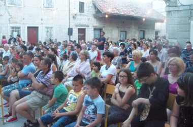 Humanitarna večer