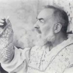 Kako je Padre Pio tijekom Svete mise ponudio svoj život za ozdravljenje malog Rockyja