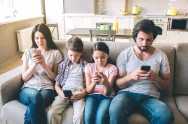 Robovanje mobitelima – bolest našeg vremena